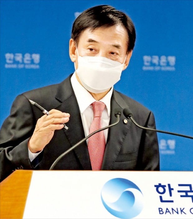 이주열 한국은행 총재가 12일 서울 남대문로 한은에서 열린 통화정책방향 간담회에서 기자들의 질문에 답하고 있다.  한국은행 제공