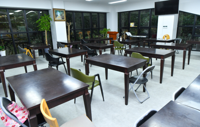 폐업한 식당의 테이블을 재활용한 교회 식당 내부. 신석현 인턴기자