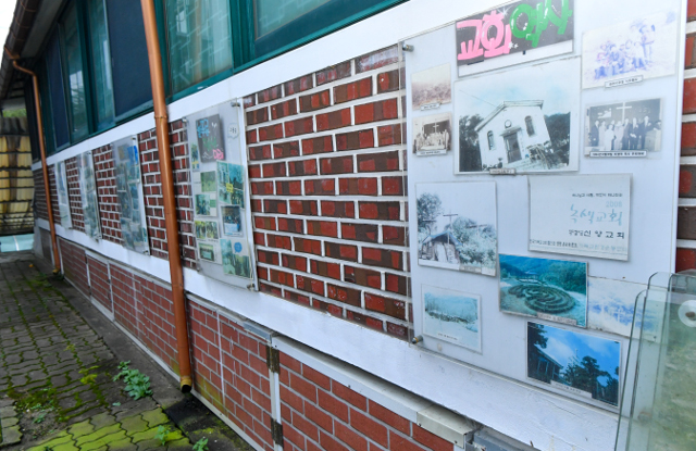 교회 역사를 한눈에 볼 수 있도록 본당 옆 목사 사택 벽면에 붙여놓은 사진. 신석현 인턴기자
