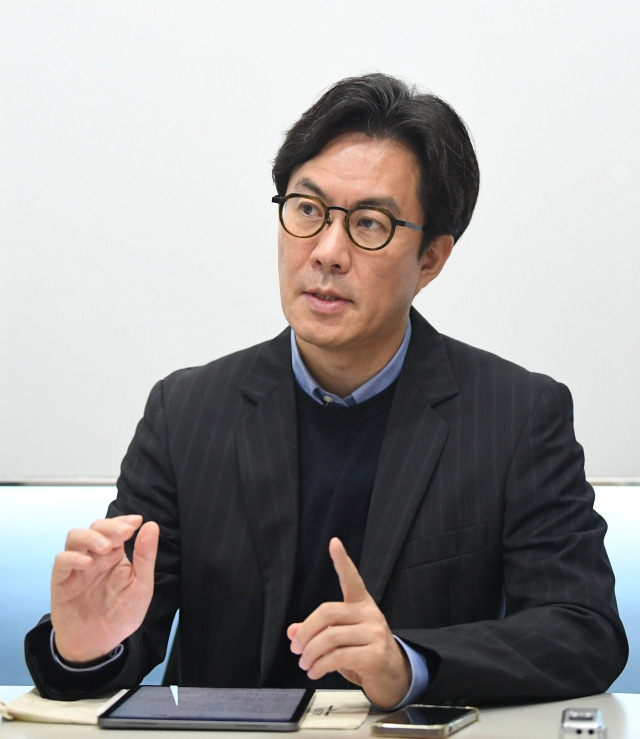 김경민 교수의 활동 영역은 다양하다. 강연과 저술 외에도 오픈 데이터 운동의 일환으로 부동산 빅데이터를 분석해 공개하는 부트캠프라는 사이트를 개설하고, 사회적 기업과 공유경제에도 관심이 많아 소셜벤처 어반 하이브리드를 운영하고 있다. 권현구 기자