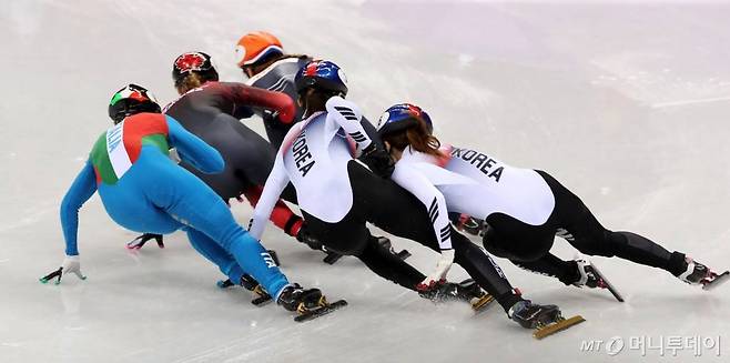 쇼트트랙 최민정(오른편)과 심석희(왼쪽)가 2018년 2월 22일 오후 강원도 강릉 아이스아레나에서 열린 '2018 평창동계올림픽 쇼트트랙 여자 1,000m 결승'에서 미끄러져 넘어지고 있다. 아웃코스로 추월을 하려던 최민정이 심석희의 오른쪽 허벅지와 팔과 충돌했다. 사진=강릉(강원)=김창현 기자