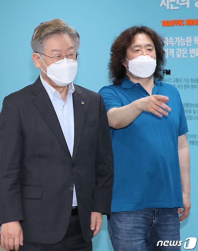 (서울=뉴스1) 이성철 기자 = 이재명 경기도지사와 방송인 김어준씨가 15일 서울 마포구 TBS 라디오국에서 진행된 '김어준의 뉴스공장' 일정을 마치고 이동하고 있다. 2021.7.15/뉴스1