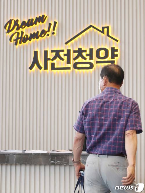 (서울=뉴스1) 임세영 기자 = 3일 오전 서울 송파구 장지동에 위치한 사전청약 접수처에서 한 시민이 3기 신도시를 비롯한 수도권 신규택지의 사전청약 관련 상담을 위해 입장하고 있다. 이날 국회와 정부 관계자 등에 따르면 2일 오후 3시 기준 사전청약 시스템의 누적방문자 수는 85만1319명에 달한다. 지난달 28일 문을 연 1차 사전청약 시스템 접속자 수가 일주일 만에 100만명을 넘어설 전망이다. 2021.8.3/뉴스1