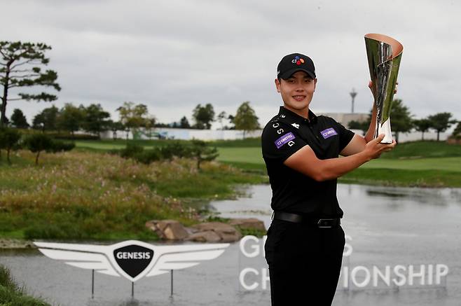 [서울=뉴시스] 고승민 기자 = 10일 인천 잭니클라우스 골프클럽 코리아에서 열린 제네시스 챔피언십에서 우승한 이재경이 트로피를 들고 포즈를 취하고 있다. (사진=KPGA 제공) 2021.10.10. photo@newsis.com *재판매 및 DB 금지