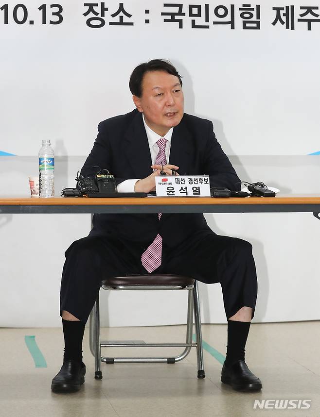 [제주=뉴시스] 우장호 기자 = 국민의힘 윤석열 대선 경선 후보가 13일 오전 제주시 연동에 위치한 국민의힘 도당사에서 기자간담회를 하고 있다. (제주도사진기자회) 2021.10.13. woo1223@newsis.com
