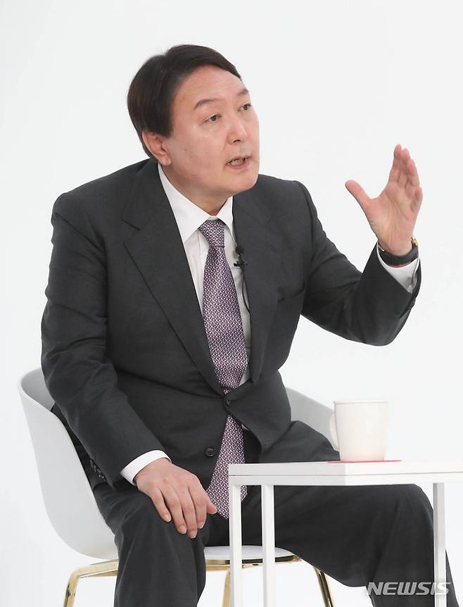 [서울=뉴시스] 국회사진기자단 = 윤석열 국민의힘 대선 경선 후보가 10일 오후 서울 금천구 즐스튜디오에서 열린 '국민 시그널 면접'에 참석해 질문에 답하고 있다. 2021.09.10. photo@newsis.com