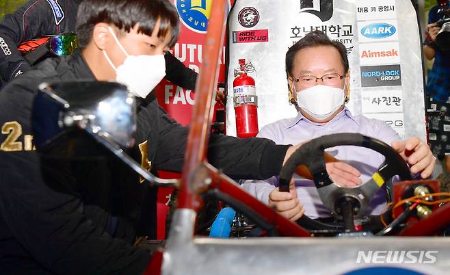 [광주=뉴시스] 류형근 기자 = 김부겸 국무총리가 13일 오후 광주 광산구 호남대학교 미래자동차 상상공작소를 방문해 개발 중인 자동차에 올라 성능을 확인하고 있다. 2021.10.13. hgryu77@newsis.com