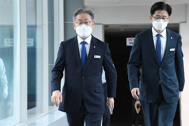 긴급 현안 기자회견 마친 이재명 경기지사     (수원=연합뉴스) 홍기원 기자 = 더불어민주당 제20대 대통령 후보로 선출된 이재명 경기도지사가 12일 오후 경기도 수원시 경기도청에서 긴급 현안 기자회견을 마친 후 집무실로 이동하고 있다. 2021.10.12 [공동취재]     xanadu@yna.co.kr (끝)   연합뉴스