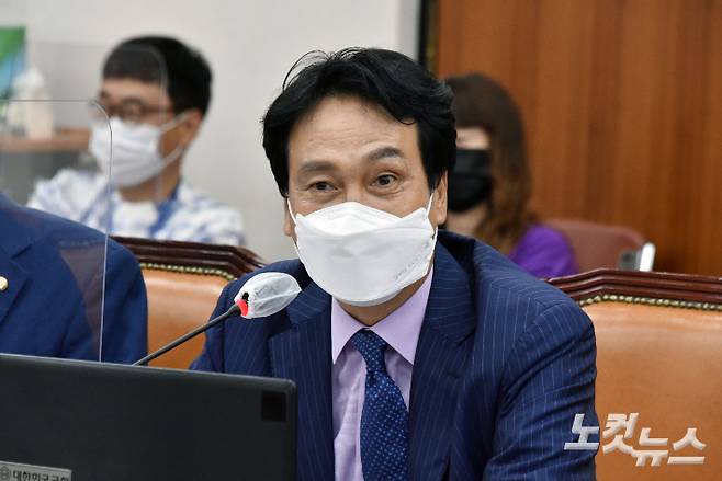14일 국회에서 열린 교육위원회 전체회의에서 새로 위원회에 합류한 안민석 의원이 인사말을 하고있다. 윤창원 기자