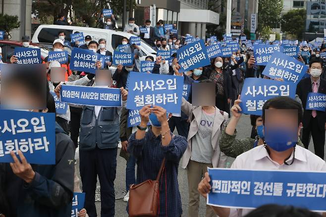 이 전 대표는 13일 입장문을 내고 "당무위의 결정을 존중한다. 대통령후보 경선 결과를 수용한다"고 밝혔지만, 이 전 대표 지지자들이 법원에 가처분 신청을 준비하는 등 반발 조짐이 이어지고 있어 내홍이 속히 진정될 수 있을지는 의문이다. 사진은 지난 11일 오후 서울 여의도 더불어민주당사 앞에서 집회를 하고 있는 이낙연 전 대표 지지자들의 모습. 연합뉴스