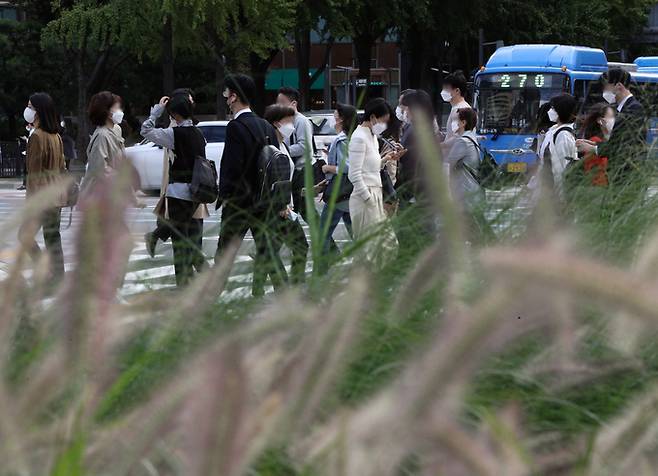 서울 광화문네거리에서 두꺼운 옷을 입은 시민들이 출근하고 있다. 뉴스1