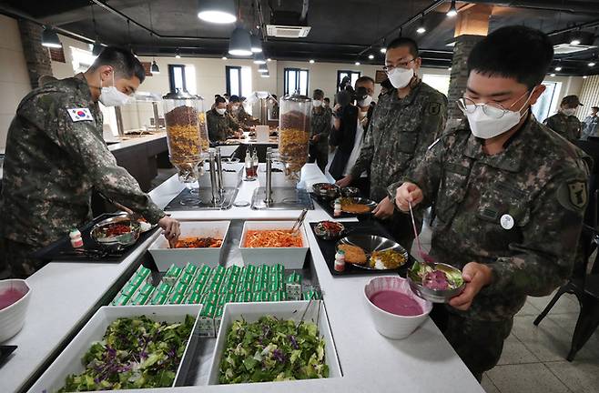 13일 충남 세종시 육군 제32사단 더 좋은 병영식당에서 장병들이 샐러드바를 이용하고 있다. 세종=뉴스1