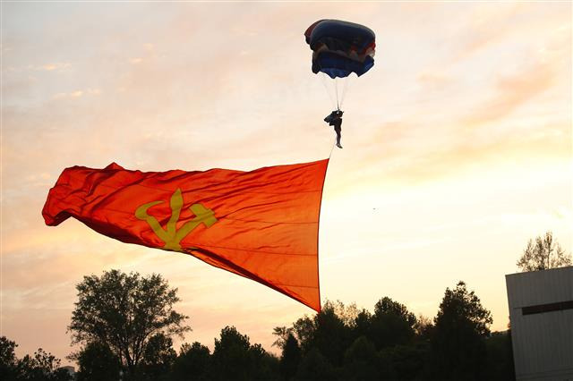 ‘최우수’ 낙하산병의 강하기교…북한, ‘국방발전전람회’ 개막 - 북한이 노동당 창건 76주년을 맞아 국방발전전람회 ‘자위-2021’를 11일 3대혁명전시관에서 개막했으며 김정은 당 총비서가 참석해 기념연설을 했다고 당 기관지 노동신문이 12일 보도했다. 개막식에 앞서 최우수낙하산병이 강하기교를 선보이고 있다. 평양 노동신문 뉴스1