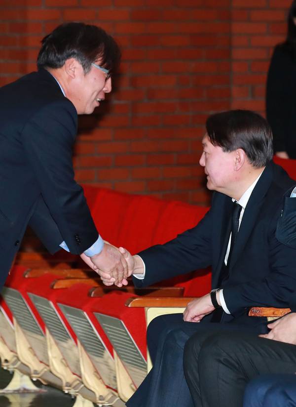 2019년 1월, 법무부 시무식에 참석한 윤대진 당시 법무부 검찰국장(왼쪽)과 윤석열 서울중앙지검장.ⓒ연합뉴스