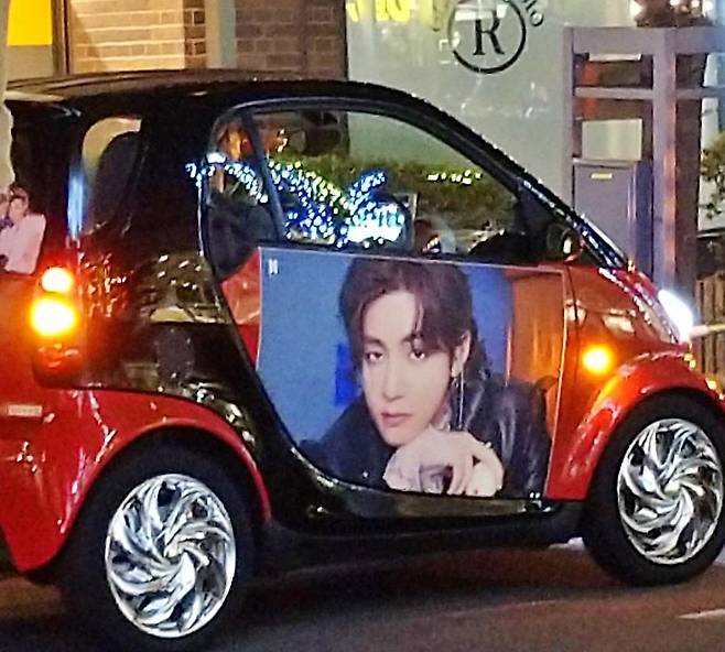 "태태 대단해!" 방탄소년단 뷔 래핑 자동차 日 도심 등장...야후재팬 인기 트위터