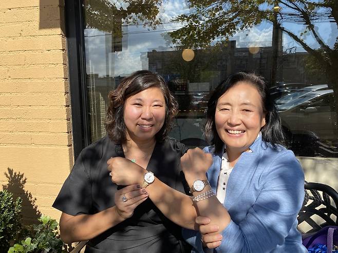 박 전 장관으로부터 '문재인 시계' 전달받고 손목에 찬 그레이스 멩 하원의원 [박영선 전 중소기업벤처부 장관 제공. 재판매 및 DB 금지]