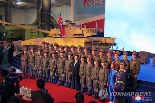 김정은, 국방발전전람회 '자위-2021' 참관후 기념사진 (평양 조선중앙통신=연합뉴스) 북한이 노동당 창건 76주년을 맞아 국방발전전람회 '자위-2021'을 지난 11일 3대혁명 전시관에서 개막했다고 조선중앙통신이 전날 보도했다. 사진은 김정은 당 총비서가 국방발전전람회장을 참관하고 관계자들과 기념사진을 찍고 있다. 2021.10.13 
[국내에서만 사용가능. 재배포. For Use Only in the Republic of Korea. No Redistribution]
(끝)