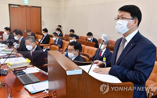 업무보고하는 진승호 한국투자공사사장 (서울=연합뉴스) 하사헌 기자 = 진승호 한국투자공사사장이 13일 서울 여의도 국회에서 열린 기획재정위원회의 한국수출입은행, 한국조폐공사 등에 대한 국정감사에서 업무보고하고 있다. 2021.10.13 [국회사진기자단] toadboy@yna.co.kr