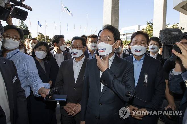 자료제출 비협조 경기도청 항의방문하는 국민의힘 (수원=연합뉴스) 김도읍 정책위의장 등 국민의힘 소속 국회 정무·행안·국토위원회 의원들이 13일 오전 2021년 국정감사에서 경기도와 성남시의 자료제출 비협조에 대한 항의로 경기도 수원 팔달구 경기도청을 방문하고 있다. 2021.10.13 [국회사진기자단] toadboy@yna.co.kr