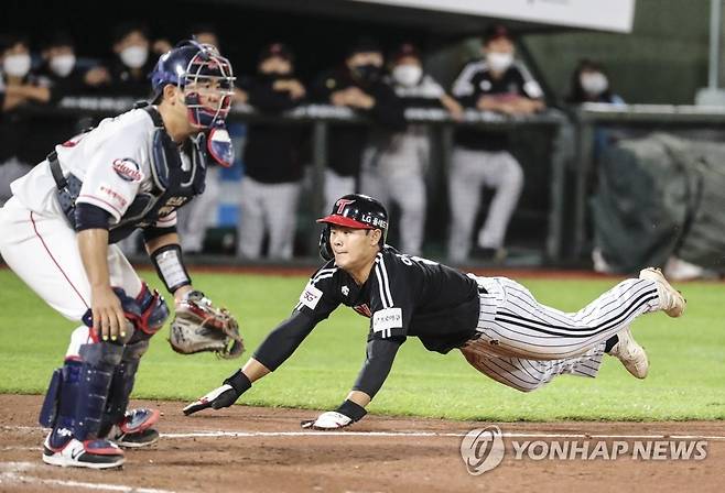 이영빈, 홈에서 세이프 (부산=연합뉴스) 강덕철 기자 = 13일 부산 사직구장에서 열린 2021 KBO 프로야구 LG 트윈스와 롯데 자이언츠 경기. 4회초 1사 2, 3루에서 2루주자 LG 이영빈이 문성주 안타 때 홈에서 세이프되고 있다. 2021.10.13 kangdcc@yna.co.kr