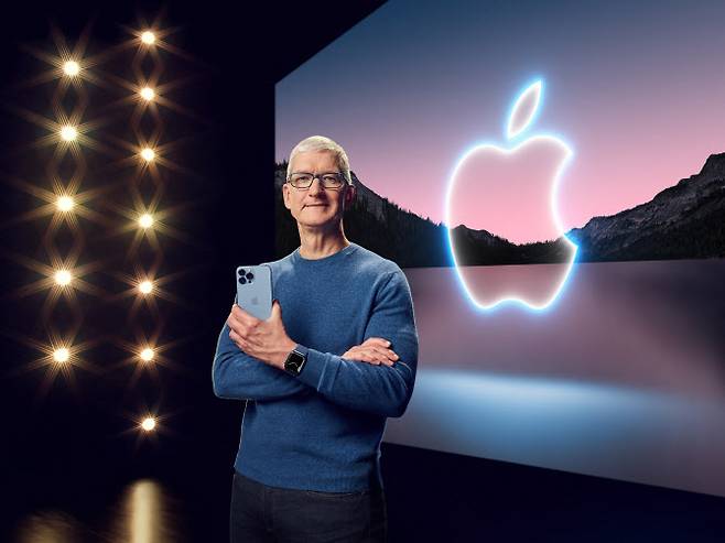 팀 쿡 애플 CEO가 지난달 미 캘리포니아 애플 파크에서 아이폰13 프로맥스와 애플워치 7을 발표했다(사진=AFP)
