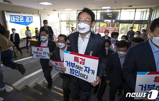 국민의힘 김도읍 정책위의장 등 국회 정무·행안·국토교통위원회 소속 의원들이 13일 오전 2021년 국정감사에서 경기도와 성남시의 자료제출 비협조에 대한 항의로 경기도청을 방문하고 있다. 2021.10.13/뉴스1 © News1 국회사진취재단