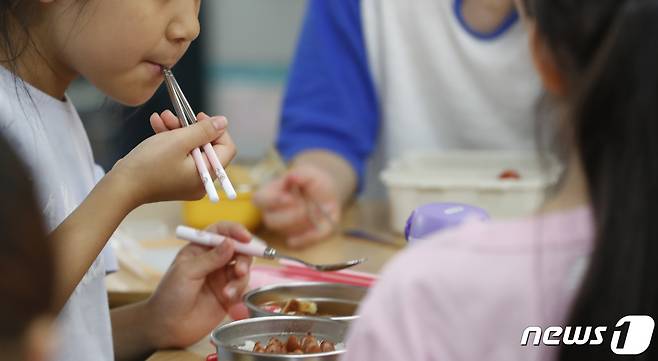 지난 2019년 학교비정규직 파업 당시 급식 중단으로 도시락을 먹고 있는 초등학생들 © News1 주기철 기자