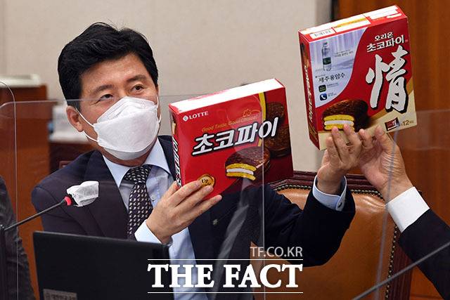 미투 제품에 대한 지적은 2020년 국정감사에서도 지적된 바 있다. 2020년 당시 구자근 국민의힘 의원이 국회 산업통상자원중소벤처기업위원회의 중소벤처기업부·특허청 등에 대한 국정감사에서 각기 다른 제조업체의 초코파이를 들고 김용래 특허청장에게 질의하고 있다.