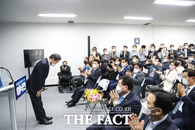 이낙연 전 더불어민주당 대표(왼쪽)가 14일 오후 서울 여의도 대산빌딩 선거 캠프 해단식에 참석해 관계자들에게 인사하고 있다. /이낙연 캠프 제공