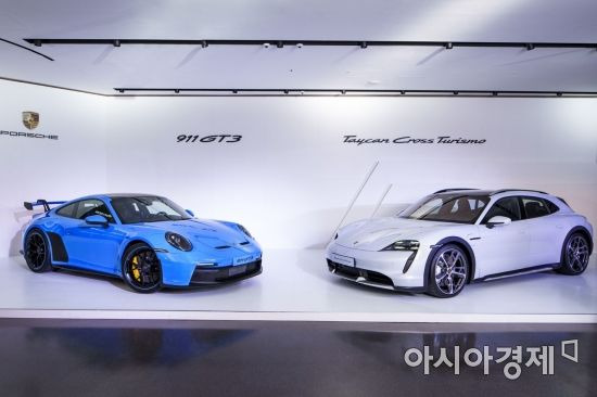 오른쪽부터 포르쉐 '타이칸 크로스 투리스모(Taycan Cross Turismo)', 신형 ‘911 GT3’(사진제공 : 포르쉐코리아)