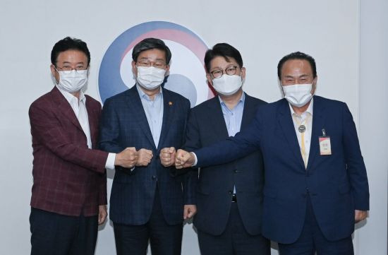 권영진 대구시장과 이철우 경북도지사, 김영만 경북 군위군수가 지난 3일 전해철 행정안전부 장관을 만나 군위군의 대구 편입을 위한 법률안 제정을 요청했다. [이미지출처=연합뉴스]