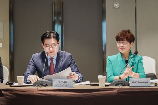2019년9월 AFHC 회의 의장으로서 이정훈 강동구청장이 회의를 주재하고 있다.