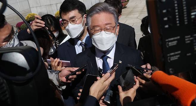 더불어민주당 대선후보인 이재명 경기도지사가 2021년 10월 13일 서울 여의도 국회에서 열린 대선후보-당대표-상임고문단 간담회에 참석한 뒤 기자들 질문을 받으며 국회를 떠나고 있다./이덕훈 기자