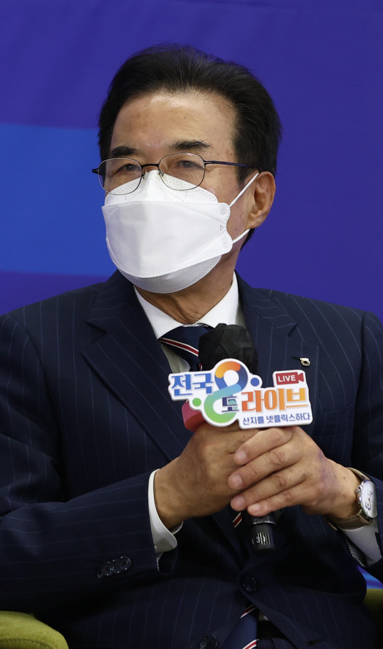 지난 6일 서울 중구 농협중앙회에서 열린 '전국 팔도 라이브' 행사에서 이성희 회장이 인사말을 하고 있다. 연합뉴스