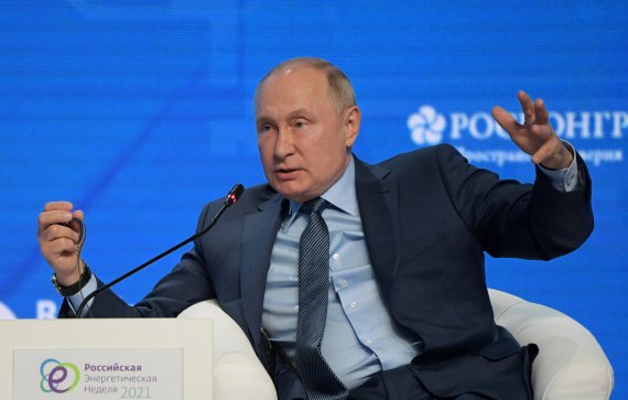 블라디미르 푸틴 러시아 대통령이 13일(현지시간) 모스크바에서 '러시아 에너지위크 인터내셔널 포럼'에 참석해 발언하고 있다. 로이터뉴스1