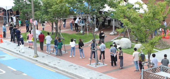 대구시 달성군보건소 선별진료소 앞에 주민과 외국인 근로자들이 줄지어 '코로나19' 진단검사를 기다리고 있다. 사진=뉴스1