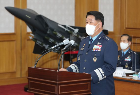 박인호 공군참모총장이 14일 오전 충남 계룡대에서 열린 국회 국방위원회의 공군본부에 대한 국정감사에서 업무보고를 하고 있다. 사진=공동취재사진