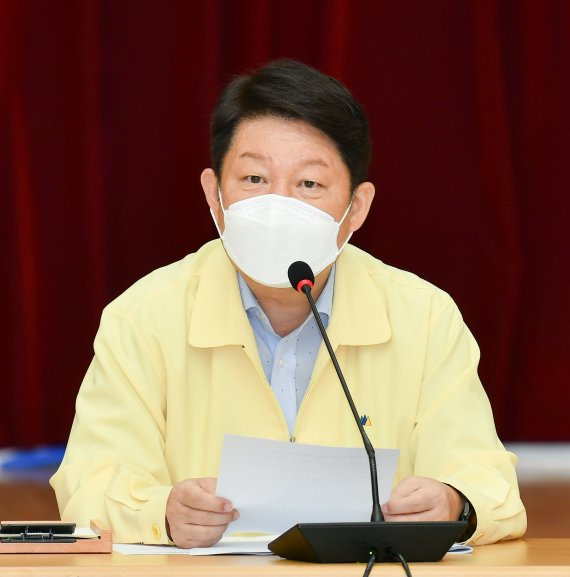 권영진 대구시장이 '균형발전 성과 및 초광역협력 추진전략 보고회'에서 대구경북 통합 관련 3대 추진전략 등을 밝혔다. 사진=fnDB