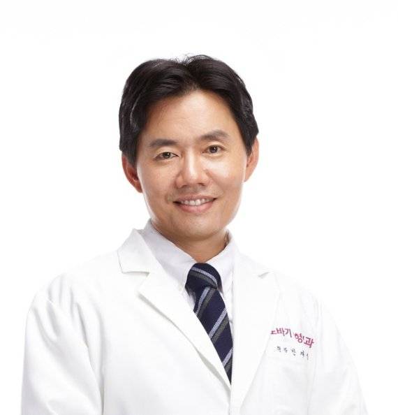 바노바기 성형외과 의원의 반재상 대표원장.