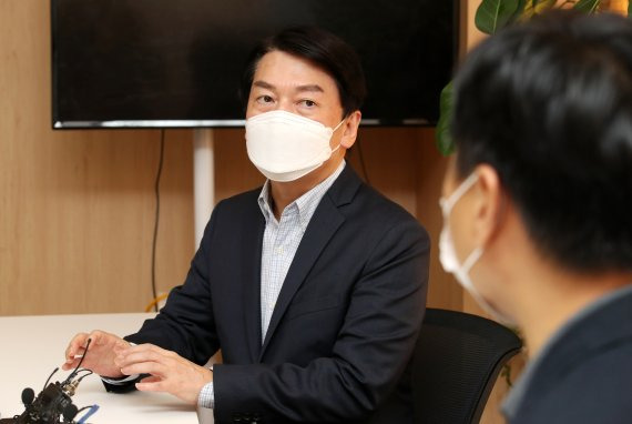 [서울=뉴시스] 조성우 기자 = 안철수 국민의당 대표가 13일 오후 서울 관악구 신림동의 한 스터디카페에서 열린 기회의 사다리 복원을 위한 청년 대화모임에서 '사법고시 부활 필요한가?'를 주제로 이종배 법치주의 바로 세우기 행동연대 대표 등 참석자들과 대화하고 있다. 2021.10.13. xconfind@newsis.com <저작권자ⓒ 공감언론 뉴시스통신사. 무단전재-재배포 금지.> /사진=뉴시스화상