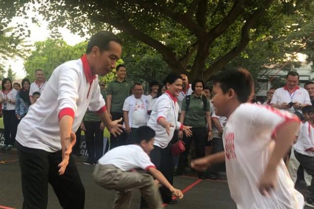 조코 위도도(왼쪽) 인도네시아 대통령 부부가 아이들과 오징어게임과 비슷한 고박 소도르를 하고 있다. 콤파스닷컴 캡처