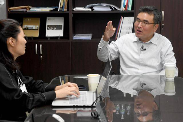 이재묵 한국외대 정외과 교수가 13일 김희원 한국일보 논설위원을 만나 대선 토론회를 분석하고 있다. 서재훈 기자 spring@hankookilbo.com