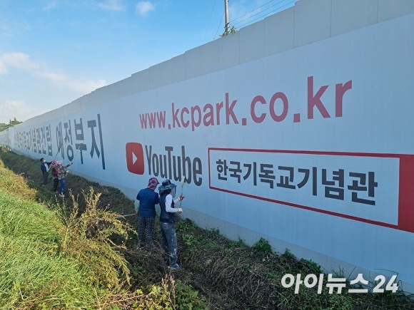 충남 천안시가 14일 오전 경부고속도로 상행선 입장거봉포도 휴게소 주변에 설치된 한국기독교기념관의 불법 옥외광고물을 행정대집행하고 있다. [사진=정종윤 기자.]