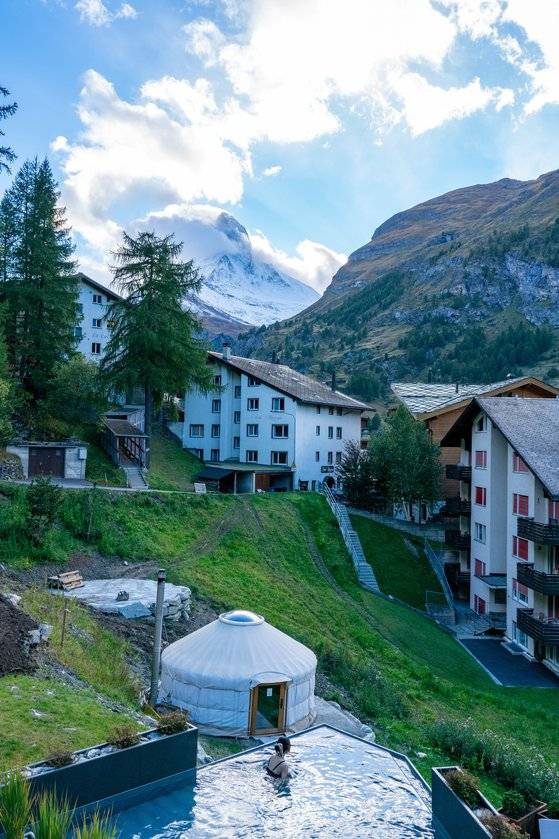 체르마트 한 호텔 스파에서 휴식을 취하는 관광객의 모습. 스파에서 마테호른의 절경이 내다보인다. 백종현 기자