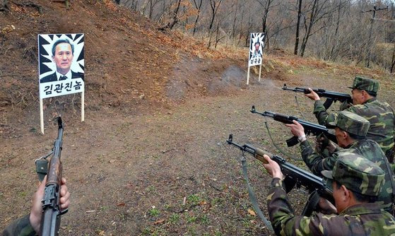 북한군이 '전쟁 광신도'로 극렬 비난하는 김관진 국방부 전 장관의 얼굴사진을 향해 일제 사격하고 있다. 김 전 장관 표적 옆에는 미군 표적이 보인다. 조선중앙통신