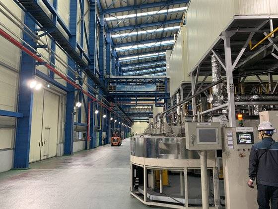 세종시 포스코케미칼 음극재 공장. 5층건물 높이 설비가 들어서 있다. [사진 포스코케미칼]