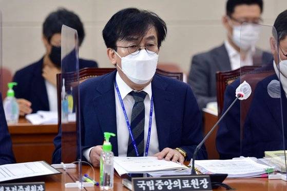 정기현 국립중앙의료원 원장이 14일 국회에서 열린 보건복지위원회 국정감사장에서 답변하고 있다. 연합뉴스