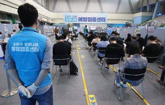 13일 오후 서울 송파구 체육문화회관에 설치된 송파구 백신접종센터에서 시민들이 코로나19 백신 접종을 받은 뒤 이상반응 모니터링을 위해 대기하고 있다. 연합뉴스