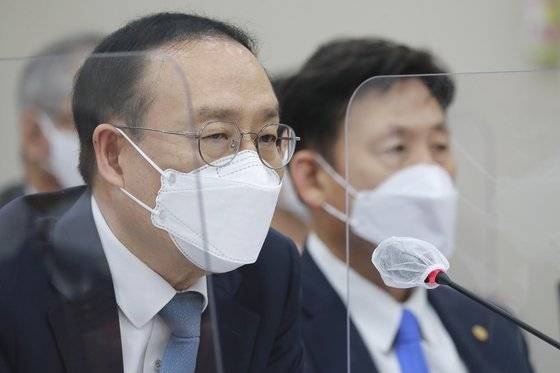 오세정 서울대학교 총장이 14일 오전 서울 여의도 국회에서 열린 교육위원회의 국립대학법인 서울대학교, 국립대학법인 인천대학교, 한국방송통신대학교, 서울교육대학교 등 국정감사에서 의원 질의에 답하고 있다. 2021.10.14 임현동 기자