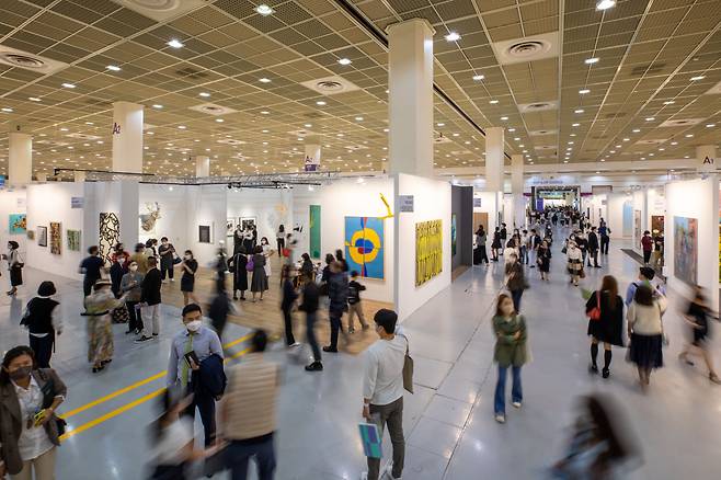 People come to see artworks at KIAF Seoul 2021 at Coex in Seoul. (Galleries Association of Korea)